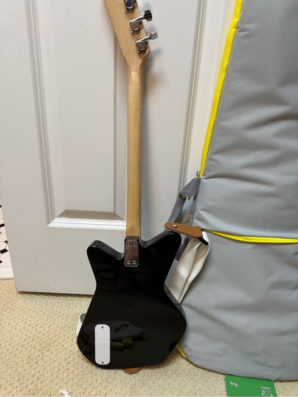 Loog Pro Electric 3 string Guitar - Picture 5 of 15